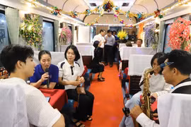乘客在车厢里观赏音乐节目。（武黎 摄）
