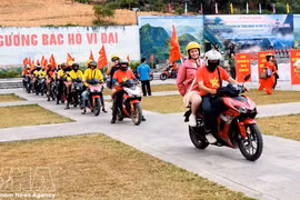 百辆摩托车翻越马皮凉岭 宣传安全旅游理念。（图片来源：越通社）