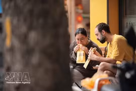 越南面包已成为国际游客探索河内美食时“必尝”的一道佳肴。（图片来源：越通社）