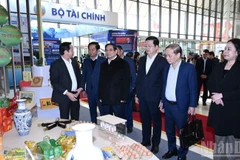 范明正总理实地检查第十一届全国爱国竞赛大会准备工作。（陈海 摄）