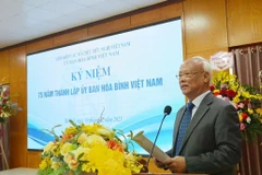 越南和平委员会主席汪周刘发表讲话。