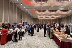 日本亚洲妇女友好会（ALFS）在东京举行的慈善义卖活动场景。