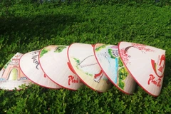 差娥斗笠已成为一种旅游产品，是游客每次到访手工艺村时别具特色的纪念礼物。（图片来源：langngheviet.com.vn）