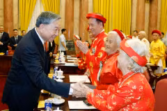 越共中央总书记、国家主席苏林在主席府会见全国85位优秀老年人代表。