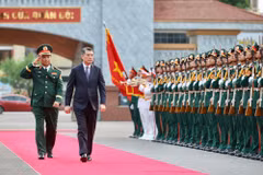 越南政府总理黎明兴出席第四军区颁发人民武装力量英雄称号颁授仪式。