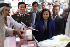 越共十四大医疗保障工作组检查大会医疗保障准备工作。