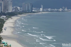 附图：岘港市美溪海滩。