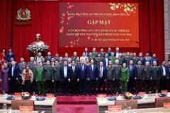 越共中央总书记苏林会见历任高级公安干部。