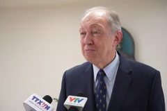 俄罗斯前驻越南大使、评委会主任安德烈·塔塔里诺夫接受记者的采访。（图片来源：越通社）