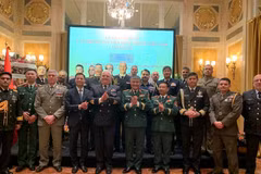 参加越南驻意大利共和国国防武官办事处成立仪式的与会代表合影。