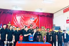 老挝色贡省委和政府在省军事指挥部驻地举行在老挝牺牲的越南志愿军和专家烈士遗骸交接仪式。