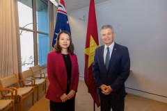 越南外交部副部长阮明姮与澳大利亚外交贸易部部长马特·西斯尔思韦特和副部长乔治·米纳合影。
