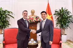 越南外交部副部长邓黄江会见联合国人口基金(UNFPA)驻越南首席代表马特·杰克逊。