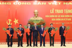 越南各位党和国家领导人及高级干部荣获荣誉勋章。