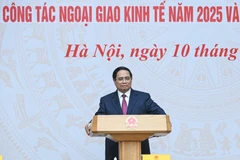 越南政府总理范明正发表的书名文章《经济外交发生强劲转变，助力国家强盛发展》。（陈海 摄）