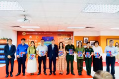 越南社会科学翰林院院长黎文利向代表们送书。