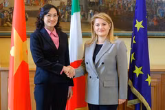 越南工贸部副部长潘氏胜与意大利外交与国际合作部副部长玛丽亚·特里波迪合影。