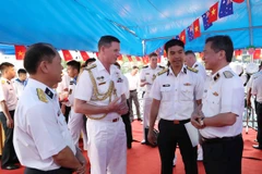 越南人民海军副司令阮庭雄少将与澳大利亚皇家海军舰队代表交流谈话。