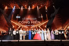 各位代表在2026年贡献奖颁奖典礼上与艺术家们合影留念。