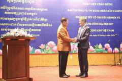 越南驻柬埔寨王国大使馆于4月2日晚在首都金边与柬埔寨人民党中央常务委员会举行了亲切会面。