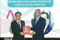 古巴向越共中央政策战略委员会主任阮青毅授予友谊勋章。