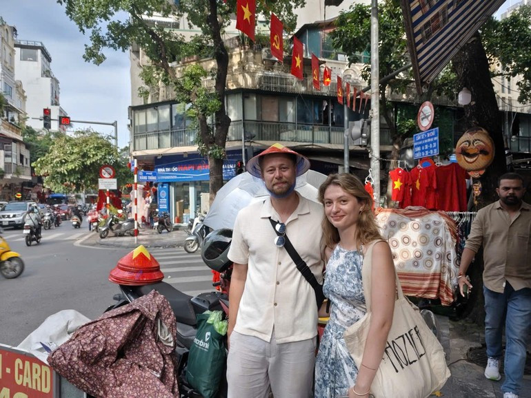 古哈姆先生与女友漫步在河内街头。 31khach2.jpg