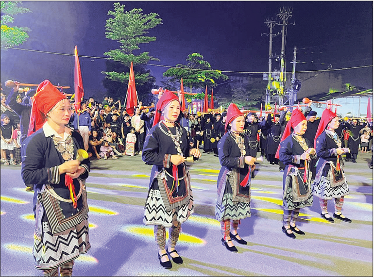 艺人在北件坊桥河步行街上表演民歌、民舞。(俊山 摄) 157tn2.png