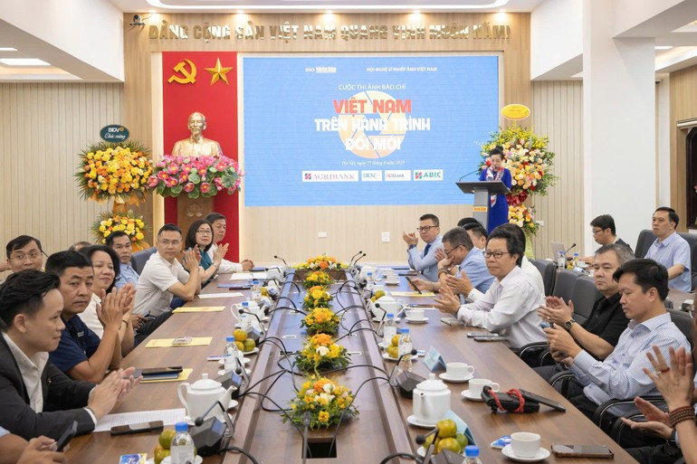 “越南在革新征程上”新闻摄影大赛启动仪式隆重举行。 2762.jpg