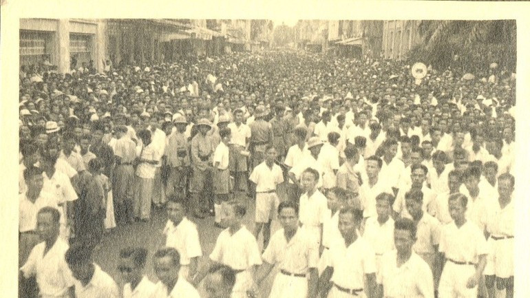 1945年8月17日,由公务员总会发起、原本是为支持陈仲金政府的游行,迅速演变为越盟的声势性示威,成为起义的开端。 1882.jpg