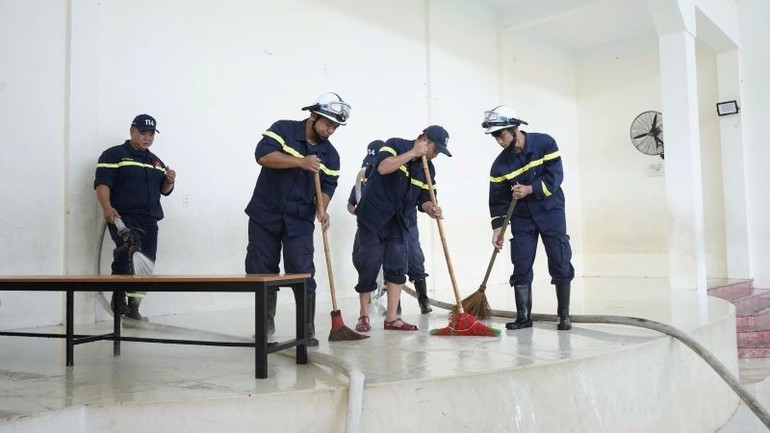 消防救援警察使用专业设备清理两所受灾学校。 13105.jpg