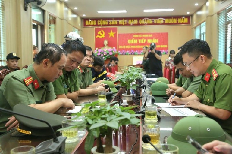 工作组在中嘉乡人民委员会听取现场汇报后部署兵力。 13101.jpg