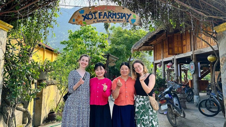 游客在“搜农家旅舍”合影留念。 147xoi2.jpg