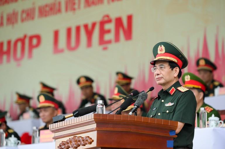 越共中央政治局委员、中央军委副书记、国防部部长潘文江大将在综合演练上发表讲话。 49giang1.jpg
