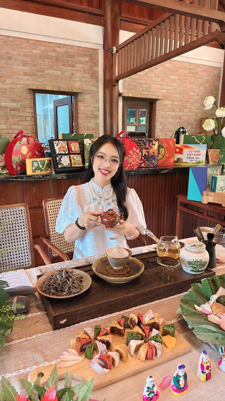 邓氏茶江女士始终将月饼品质放在首位,确保消费者的健康与安全。 2693.jpg