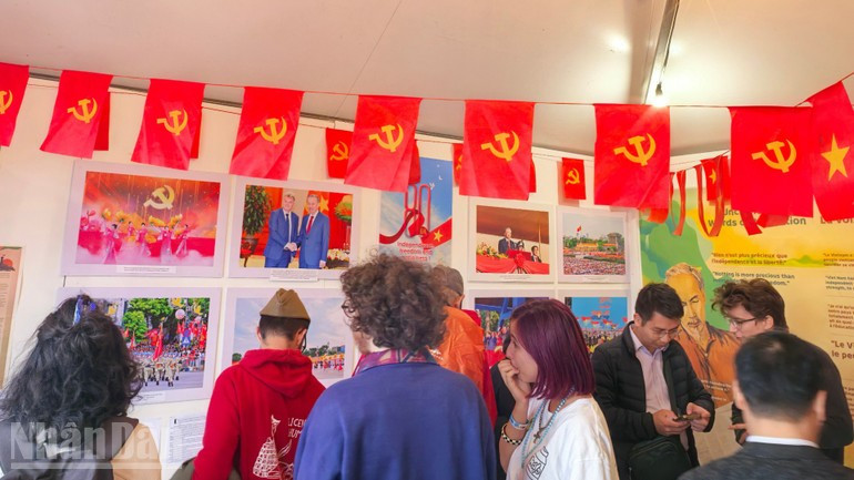越南展位吸引了众多法国和国际青年踊跃参观。 159nhandan2.jpg