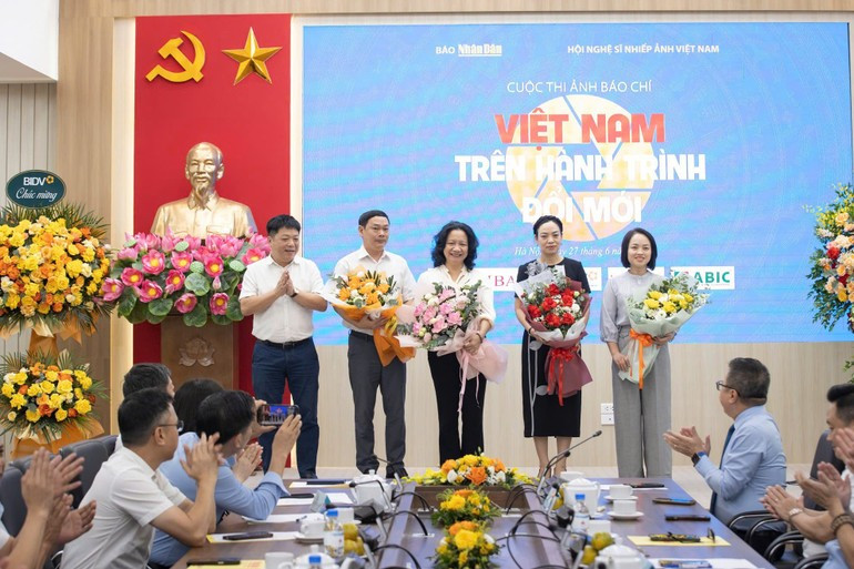 组委会向各赞助单位代表献花致意。 2764.jpg