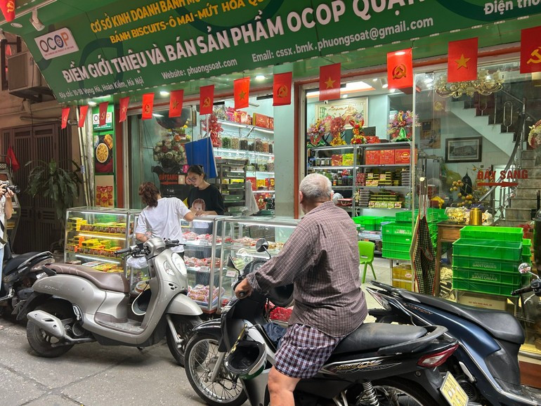 “芳查”糖果饼店每逢中秋节总是顾客盈门。 2692.jpg