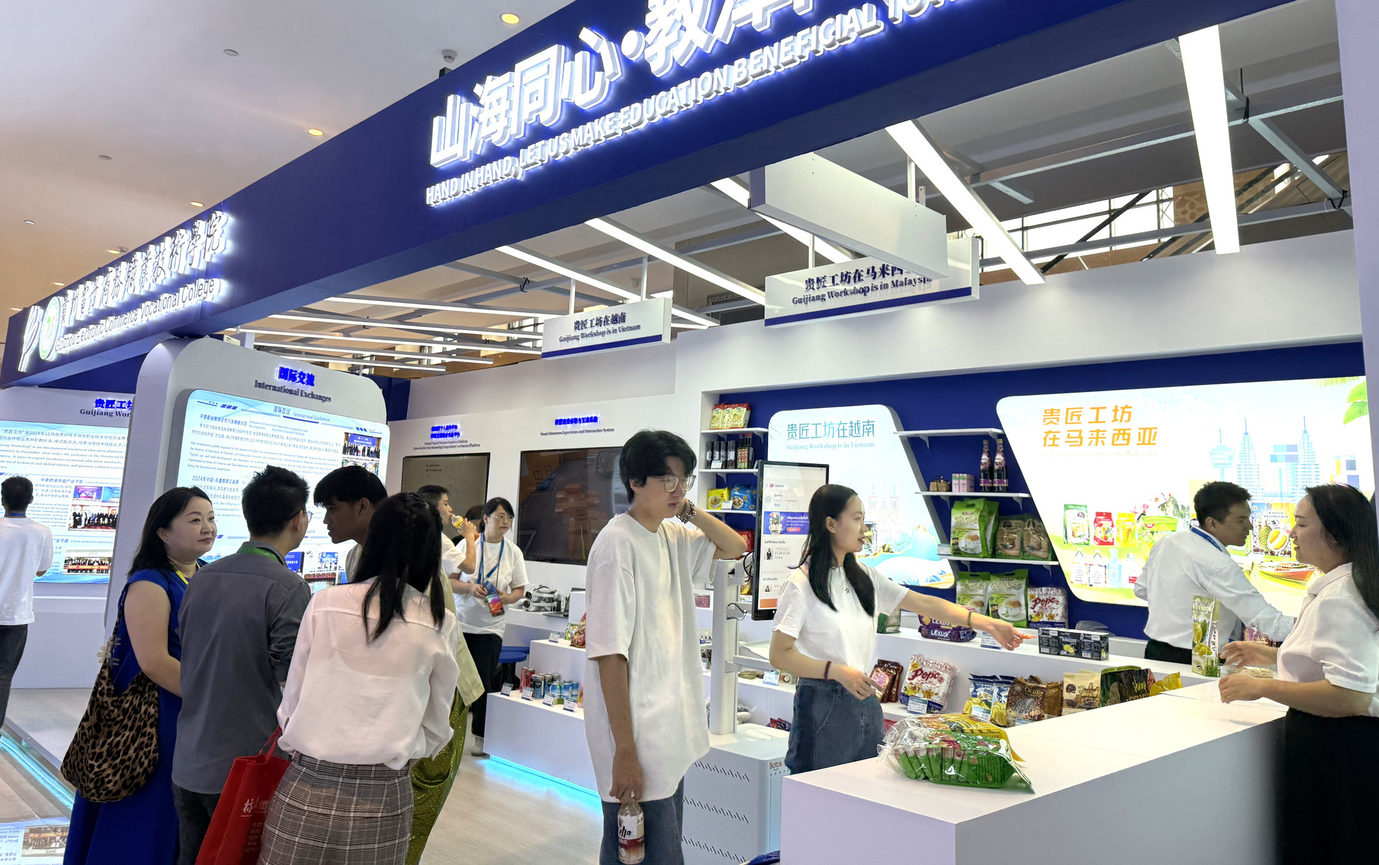 众多东盟高校代表前来参加活动。 20250726194843.jpg