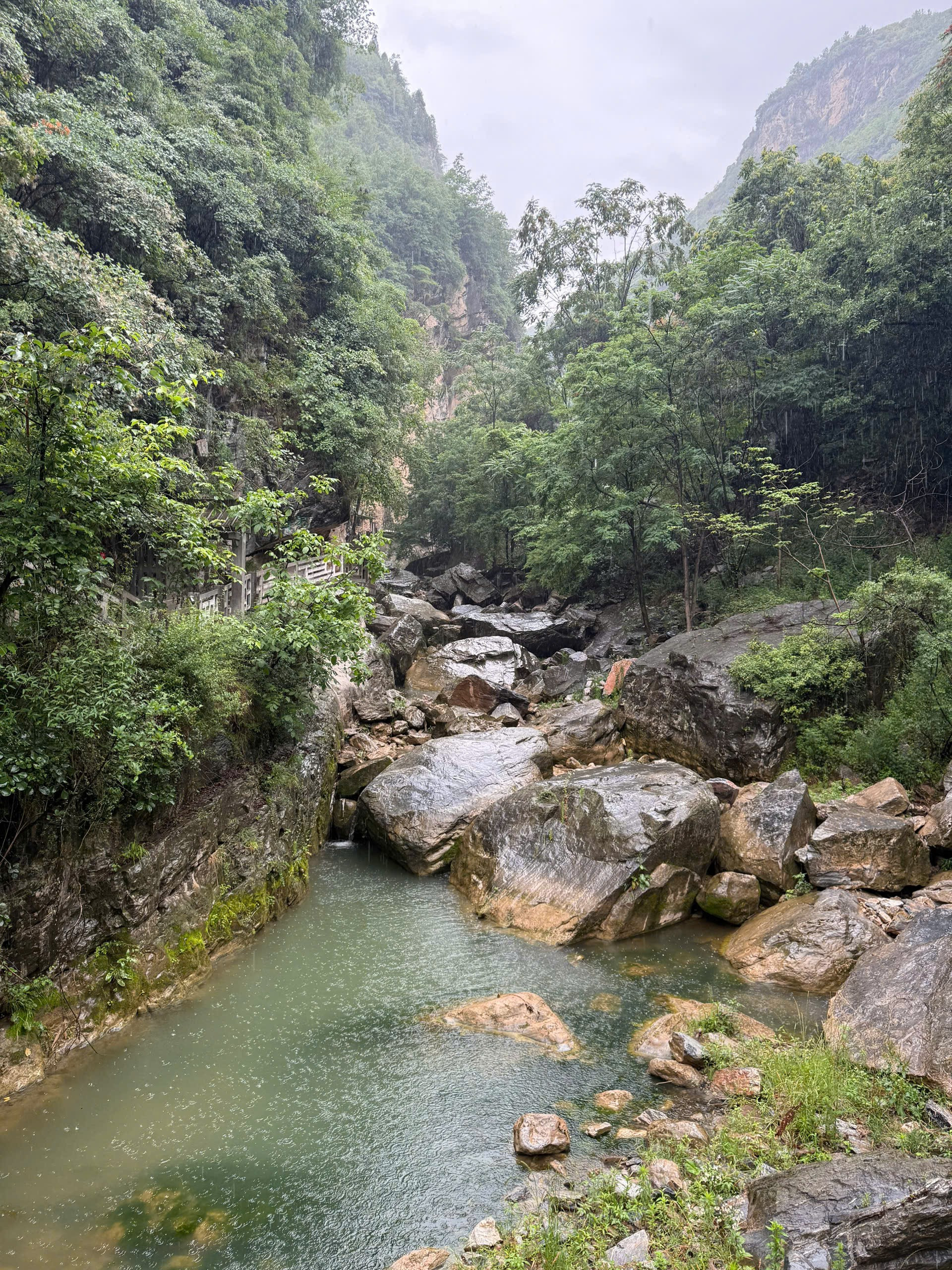 西狭颂景区内青山对峙,奇峰峻秀。 gen-o-z6744095231430-d6f32d6ec9e9002511c1264e7f9cfdea.jpg
