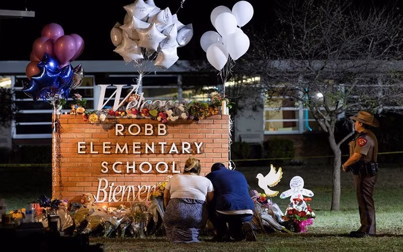 美国德克萨斯州尤瓦尔迪市罗伯小学枪击案遇难者纪念角。（图片来源：路透社）