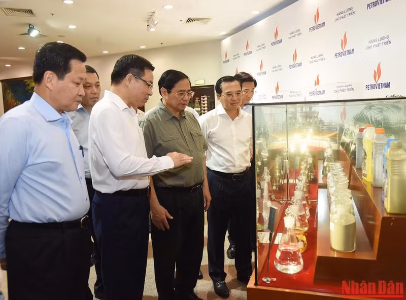 范明正总理参观国家石油集团的产品。