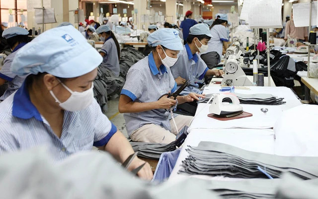 附图：多家企业入市，营造新年新气象。