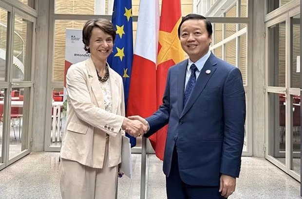 越南政府副总理陈红河与法国开发署副署长玛丽·海伦·洛松。