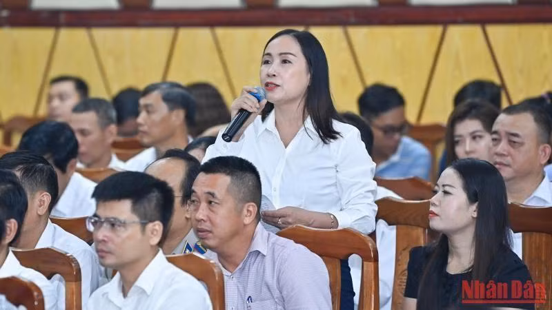 选民发表意见。