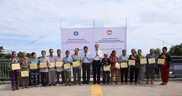 向越柬边民移交“大团结屋”和赠送礼物。