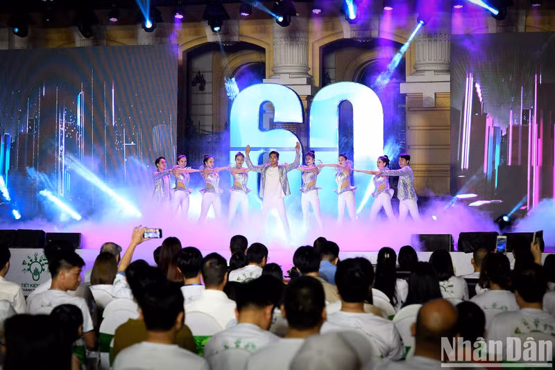 河内市民积极响应2023年“地球一小时”活动【组图】 ảnh 1 河内市民积极响应2023年“地球一小时”活动【组图】 ảnh 1