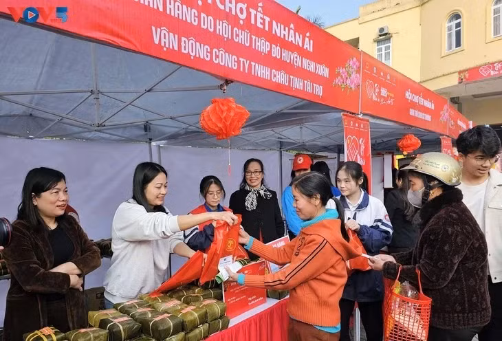 在爱心之春运动框架内向贫困者赠送慰问品和年礼。（图片来源：《越南之声》）