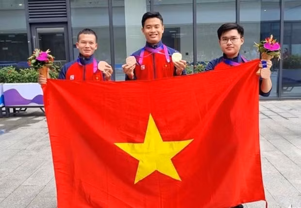 2023年亚洲运动会冠军范光辉与队友赖公明、潘公明以总成绩1736分获得铜牌。