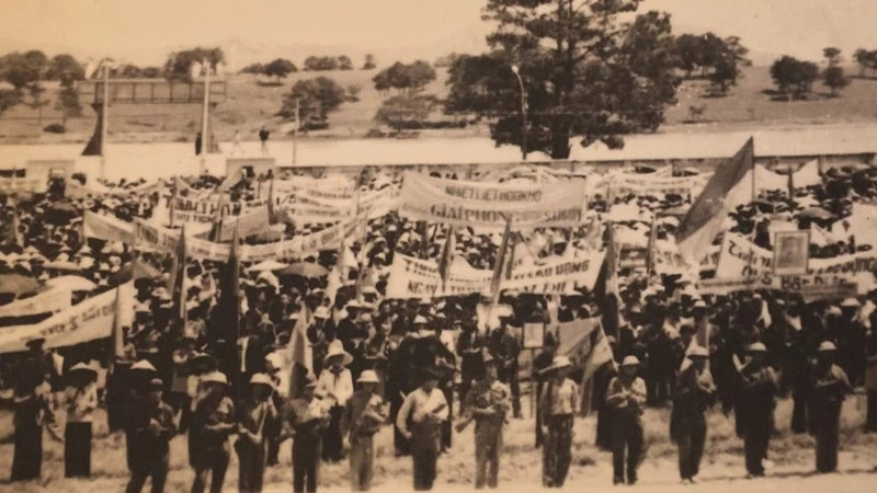 资料图：1975年4月3日，大叻人民举行集会，庆祝解放。