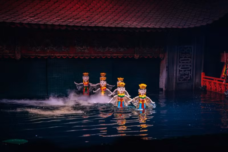 水上木偶戏的背后故事反映越南传统习俗、歌颂农民门的勇气，甚至反映社会的丑恶现象。